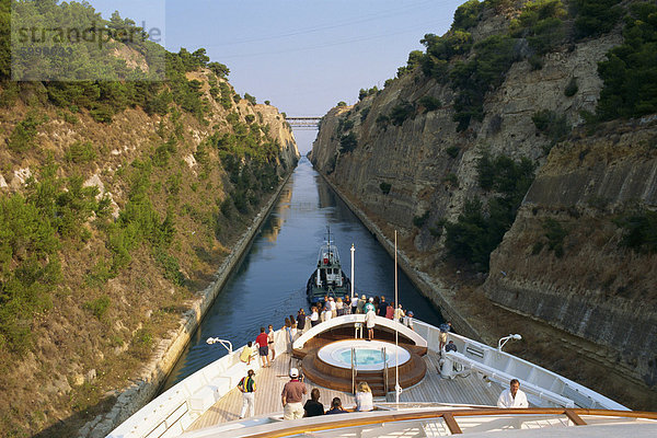 Touristen auf dem Bug eines Schiffes  gezogen von Schlepper durch den Korinth-Kanal  Griechenland  Europa