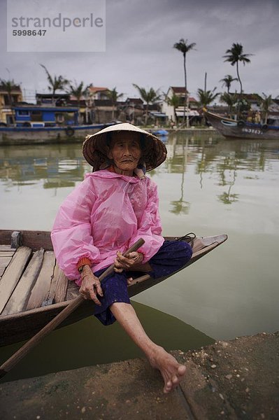 Alte Frau warten auf die Fähre Passagiere am Thu Bon Fluss  Hoi An  Vietnam  Indochina  Südostasien  Asien