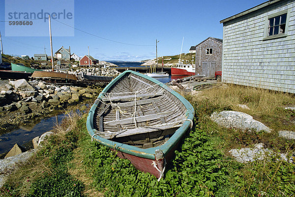 Kleines Boot an Land in der Hummer-Fischerei-Gemeinschaft  auch eine touristische Attraktion  Peggy 's Cove  Nova Scotia  Kanada  Nordamerika