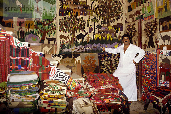 Teppich und Textil-Souk  Merchant Basar  Gizeh  Kairo  Ägypten  Nordafrika  Afrika