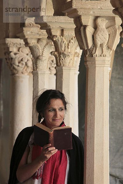 Frau  die das Lesen der Bibel in das Kloster von Saint Sauveur  Aix-En-Provence  Bouches du Rhone  Provence  Frankreich  Europa