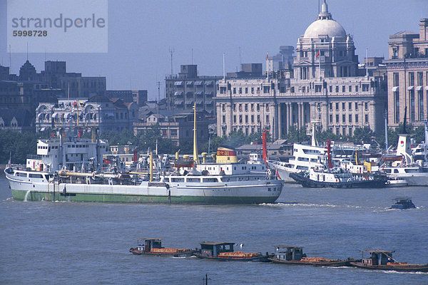 Schifffahrt auf dem Huangpu-Fluss in der Stadt Shanghai  China  Asien