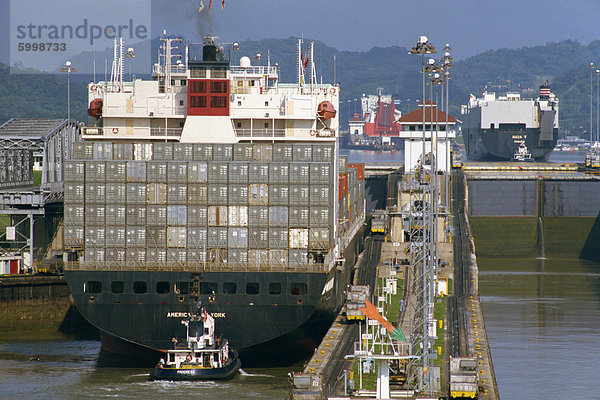 Containerschiff durch die Miraflores Locks in den Panamakanal  Panama  Mittel-und Südamerika