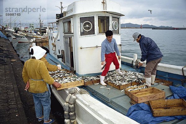 Fischer verkaufen ihren Fang deaktiviert das Boot auf Fukue Island  Nagasaki-Präfektur  Japan  Asien
