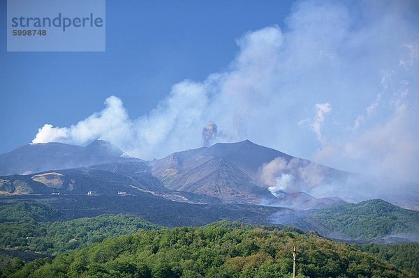 Eruptionen am Monti Calcarazzi Fissur und Piano del Lago Kegel am Ätna  die touristischen Einrichtungen und Dorf in 2001  Sizilien  Italien  Europa bedroht