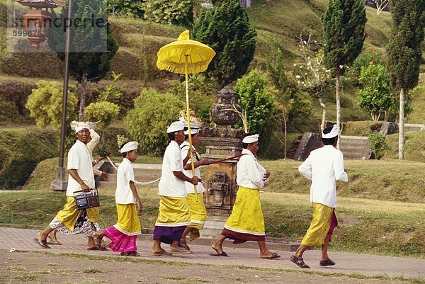 Besucher von den Mutter-Tempel von Besakih an den Hängen des Bunug Agung Vulkan  Bali des heiligsten Berges  Bali  Indonesien  Südostasien  Asien