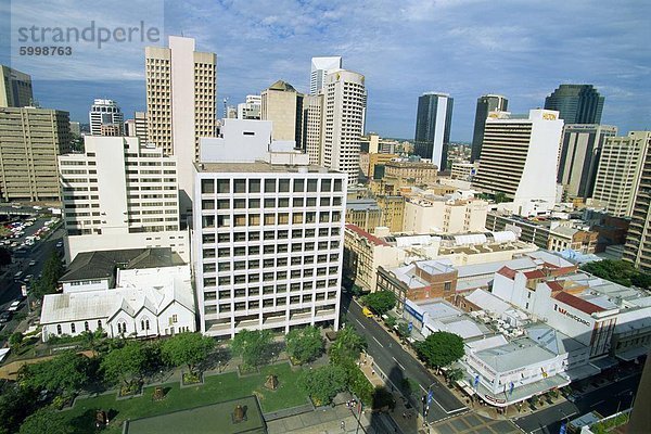 Die Skyline vom Rathaus Richtung King George Square und Adelaide Street in Brisbane  Queensland  Australien  Pazifik