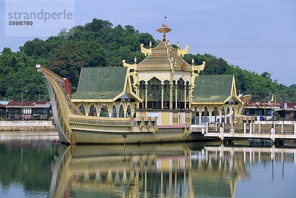 Dekorative Insel im See bei den Omar Ali Saifuddin Mosque in Bandar Seri Begawan  Hauptstadt von Brunei Darussalam  Südostasien  Asien