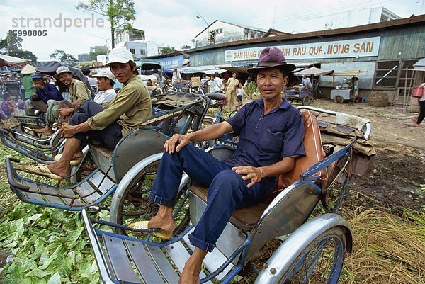 Cyclo Fahrer auf einem Markt in zentralen Ho-Chi-Minh-Stadt (ehemals Saigon)  warten auf Geschäft  Vietnam  Indochina  Südostasien  Asien