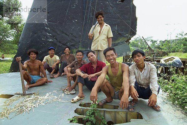 Eine Gruppe von lächelnd Park Arbeiter auf der Ebene der Schwanz eines abgestürzten US B-52-Bombers im Lenin-Park in der nördlichen Hauptstadt Hanoi  Vietnam  Indochina  Südostasien  Asien