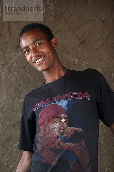 Wollo junge tragen ein Eminem T-shirt  Wollo  Äthiopien  Afrika