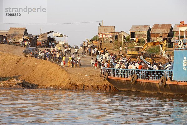 Mekong River ferry in Phnom Penh  Kambodscha  Indochina  Südostasien  Asien