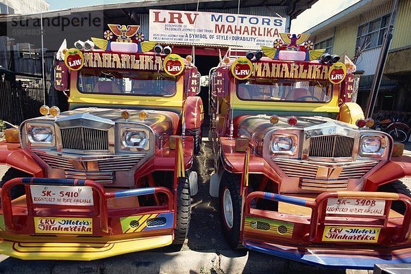 Paar maßgeschneiderte Jeepney Lastkraftwagen  der allgegenwärtigen nationalen Transport  Bacolod City  Philippinen  Südostasien  Asien