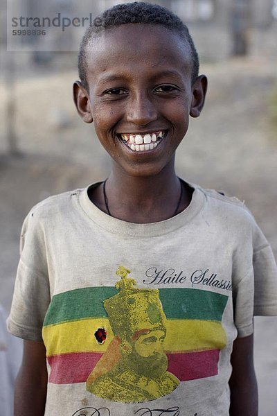 Lalibela junge tragen ein Haile Selassie T-shirt  Lalibela  Wollo  Äthiopien  Afrika