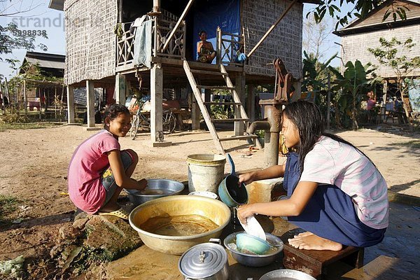 Waschmaschine Haushaltsgeräte  Teil des täglichen Lebens in einem kambodschanischen Dorf  Siem Reap  Kambodscha  Indochina  Südostasien  Asien