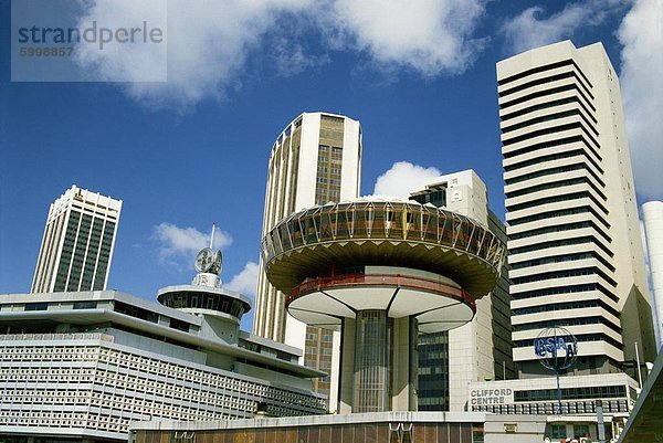 Der Hochhäuser des Bankenviertels überragen Clifford Zentrum an der Waterfront an Clifford Pier in Singapur  Südostasien  Asien