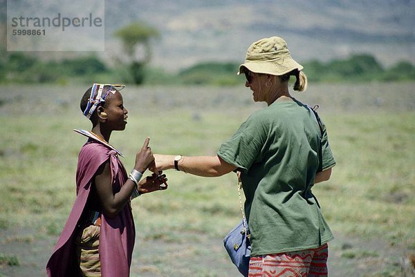 Touristischen Perlen Schmuck aus Masai Mädchen  Monduli Region  Tansania  Ostafrika  Afrika zu kaufen