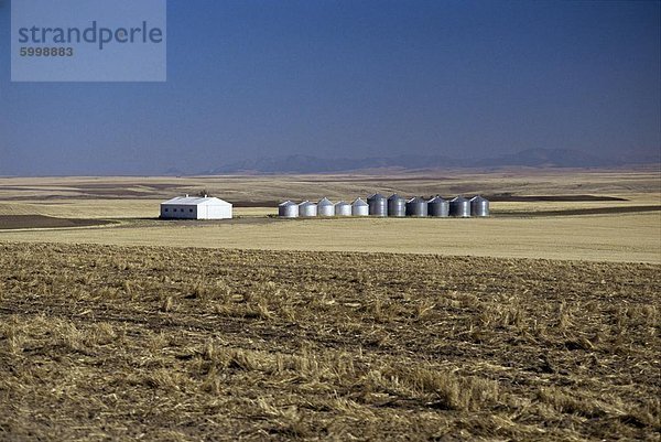 Bauernhof auf den Prärien in Cascade Land  zentrale Montana  Vereinigte Staaten von Amerika  Nordamerika