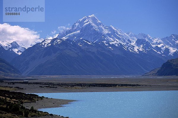 Blick nach Norden entlang der Lake Pukaki Richtung Mt Cook in der südlichen Alpen von Canterbury  Südinsel  Neuseeland