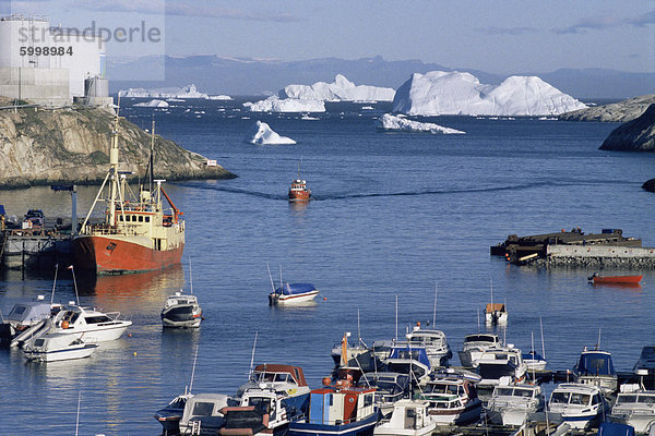 Fischerboot kehrt zurück  um aus der Disko-Bucht  mit seinen Eisbergen  Ilulissat (Jacobshavn)  Küste  Grönland  Polarregionen west Hafen