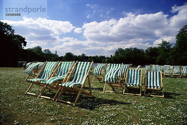 Liegestühle in Regents Park  London  England  Großbritannien  Europa