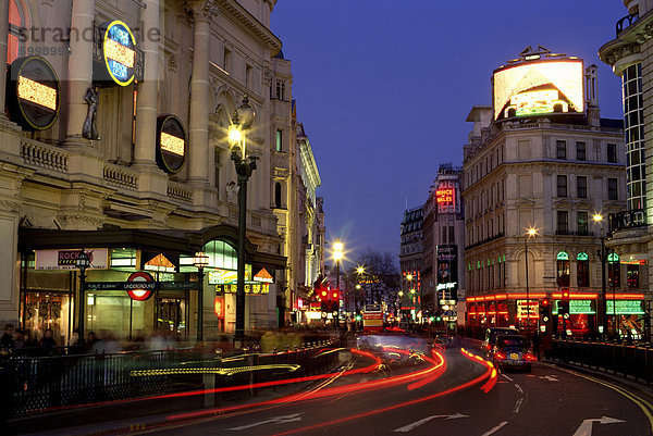 Verkehr-Trails und Theater Zeichen in der Nacht in der Nähe von Piccadilly Circus  London  England  Vereinigtes Königreich  Europa
