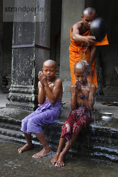 Junge Buddhisten haben ihre Köpfe rasiert als Opfergabe an Buddha  Angkor Wat Tempel  Indochina  Kambodscha  Südost-Asien  Aisa