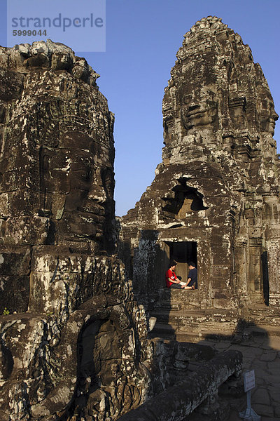 Ein paar Rest unterhalb der riesigen Gesichter des Bayon-Tempel  Angkor  UNESCO Weltkulturerbe  Siem Reap  Kambodscha  Indochina  Südostasien  Asien