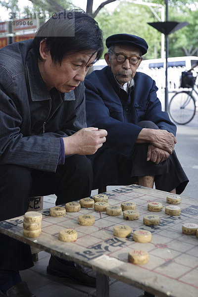 Xiangqi  chinesisches Schach zu spielen  auf den Straßen von Peking  China  Asien