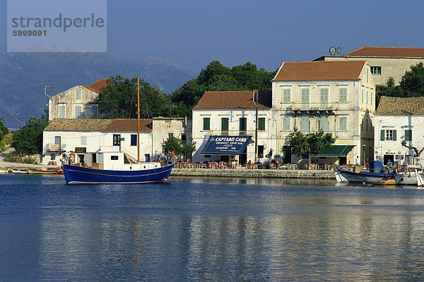 Hafen und Uferpromenade von den nördlichen Angeln Dorf von Fiskardo  Kefalonia  Ionische Inseln  Griechenland  Europa