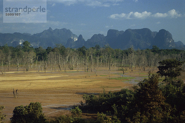 Eingriff Wald in Kalkstein-Becken  Phontiou Zinn mir  schlicht von mine Aufbereitungsrückstände und Umweltverschmutzung  Khammuan  Laos  Indochina  Südostasien  Asien