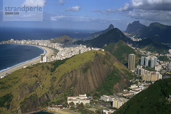 Mit Blick auf Copacabana Beach aus (Zuckerhut) Sugarloaf Mountain  Rio De Janeiro  Brasilien  Südamerika