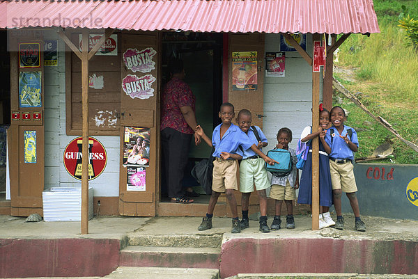 Porträt der Schulkinder warten auf Bus vor einem Geschäft  in der Nähe von Roxborough  Tobago  Antillen  Karibik  Mittelamerika