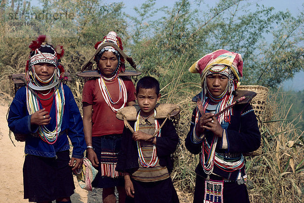 Gruppe aus der Aka (Akha) Hill Tribe in traditioneller Kleidung  Chiang Rai  Thailand  Südostasien  Asien