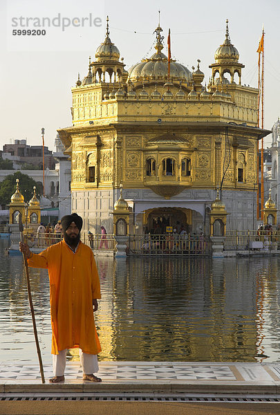 stehend Kleidung halten frontal Amritsar Asien Wachmann Indien orangefarben orange Punjab Schrein