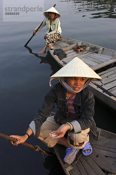 Frauen  die Beförderung von Boote warten auf einem Tarif  Hoi An  Vietnam  Indochina  Südostasien  Asien