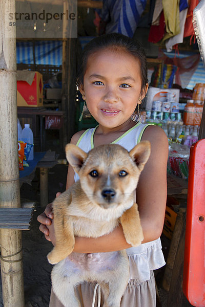 Ein junges Mädchen mit ihrem Hund  Luang Prabang  Laos  Indochina  Südostasien  Asien
