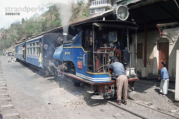 Spielzeugeisenbahn aus Darjeeling zu Plains Betankung Goom Station  Westbengal Zustand  Indien  Asien