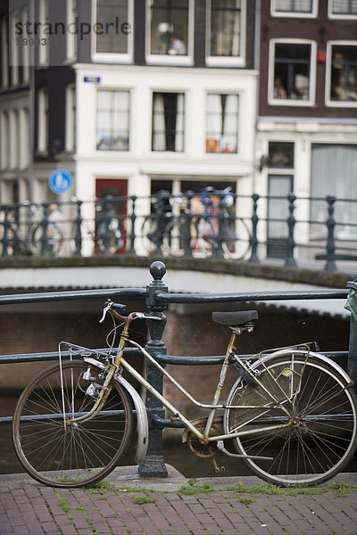 Fahrrad am Kanal Rand  Amsterdam  Holland (Niederlande)  Europa
