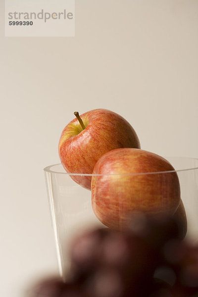 Äpfel in eine Glasschüssel