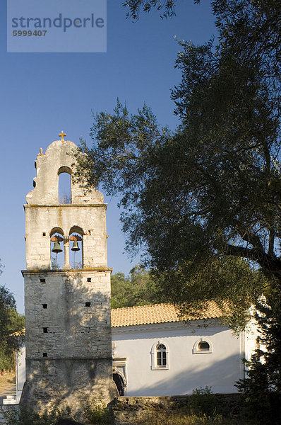 Der steinerne Glockenturm von Agios Constantinos umgeben von Olivenbäumen  Paxos  Ionische Inseln  griechische Inseln  Griechenland  Europa