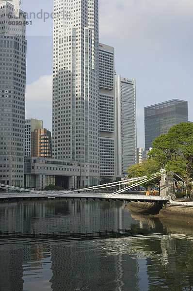 Cavenagh Bridge und den Singapore River mit Blick auf den Financial District  Singapur  Südostasien  Asien