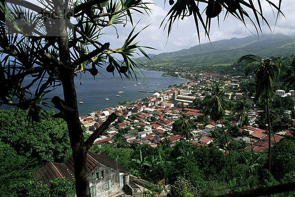 Küste und Stadt Saint-Pierre aus dem Bereich Mouillage Nordwestküste  Martinique  Französische Antillen  Westindien  Mittelamerika