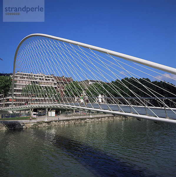 Zubizuri geschwungene Fußgängerbrücke über den Bilbao River  Bilbao  Baskenland (Pais Vasco)  Spanien  Europa