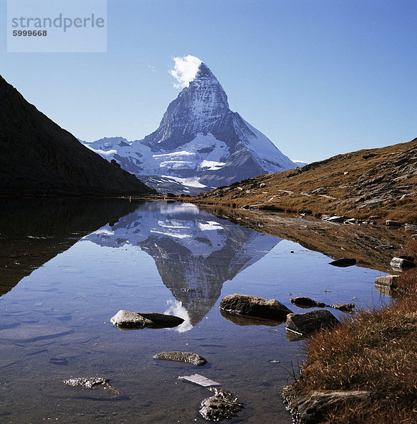 Das Matterhorn 4478m  aus dem Osten  über Riffel-See  Schweizer Alpen  Schweiz  Europa