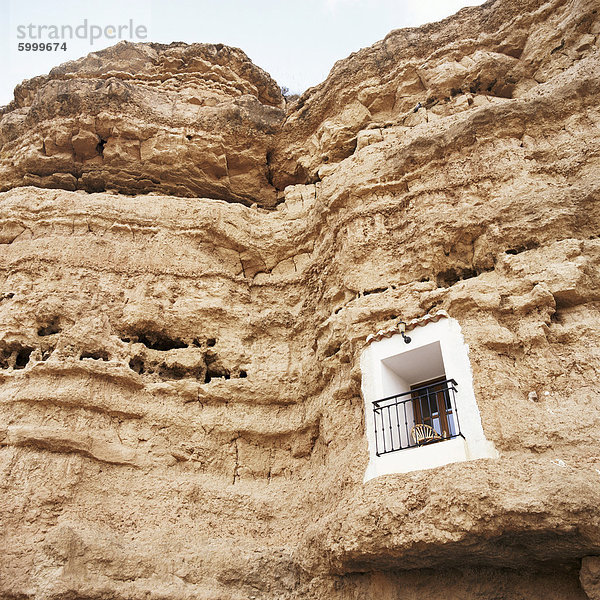 Schlafzimmerfenster der Höhle Unterkunft  Belerda  in der Nähe von Guadix  Andalusien  Spanien  Europa