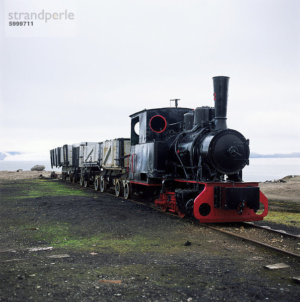 Die weltweit nördlichste Eisenbahn  restauriert  Nyalesund  Spitzbergen  Arktis  Norwegen  Skandinavien  Europa
