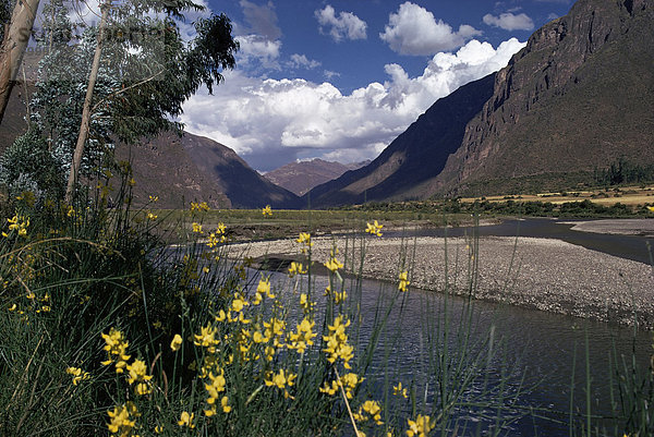 Das Urubamba-Tal  weiter der Fluss hinunter die Schlucht vorbei an Machu Picchu  Peru  Südamerika