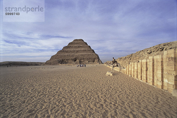 Die Stufenpyramide  Sakkara  UNESCO Weltkulturerbe  in der Nähe von Kairo  Ägypten  Nordafrika  Afrika