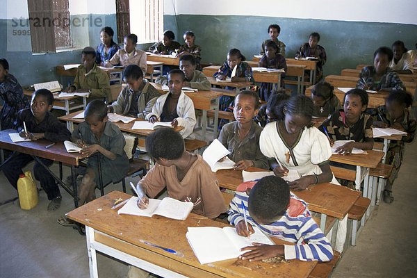 Klassenzimmer voller Kinder studieren  Teferi Ber  Äthiopien  Afrika